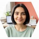 Junge Frau mit kurzem dunklem Haar an einem Schreibtisch, Porträt für eine persönliche Finanzgeschichte